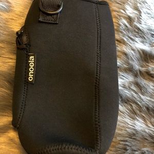 New With Tag Onoola 40 oz Black Pocket Carrier